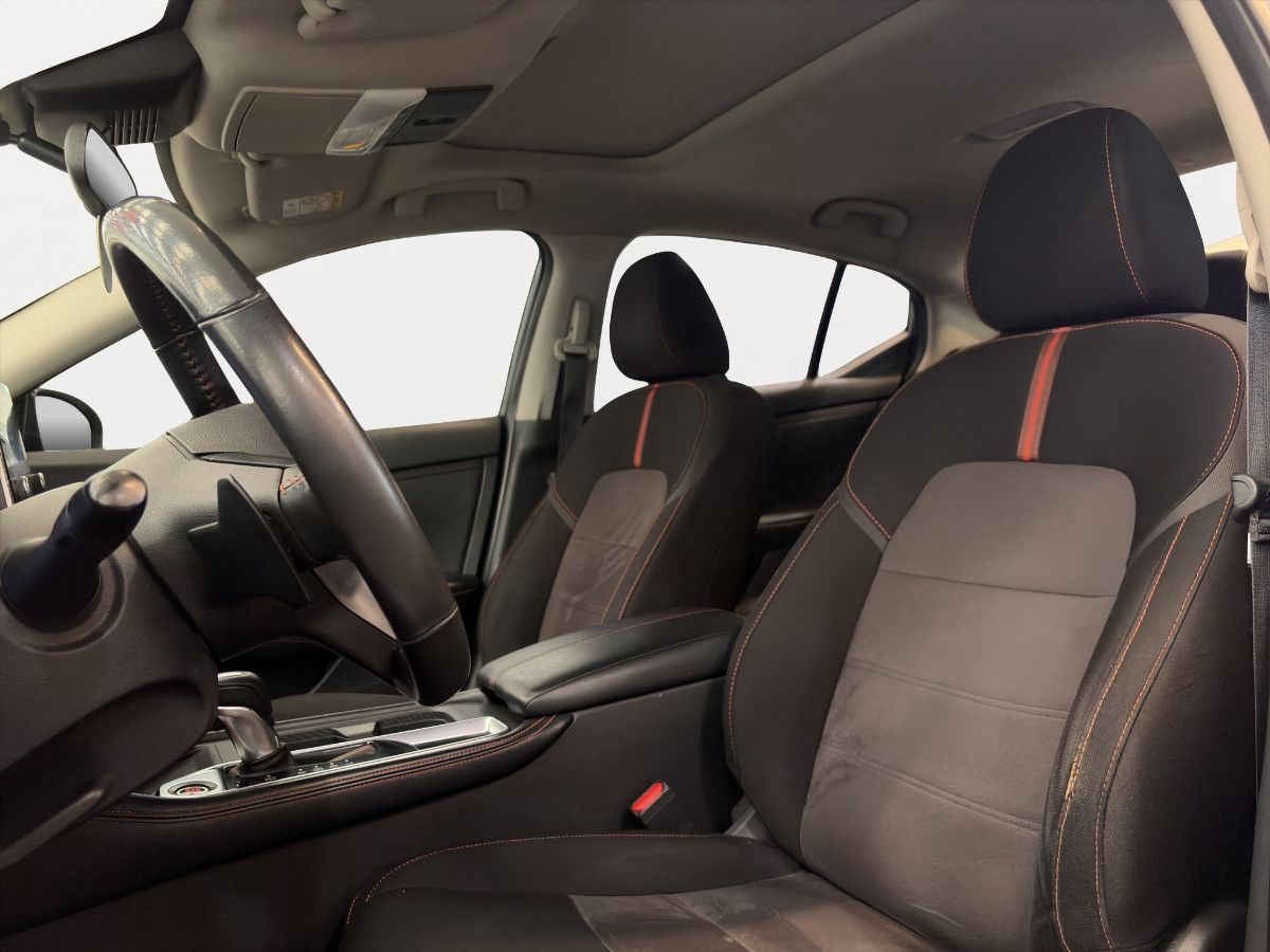 2022 Nissan Sentra 4p SR Bi-tono L4/2.0 Aut