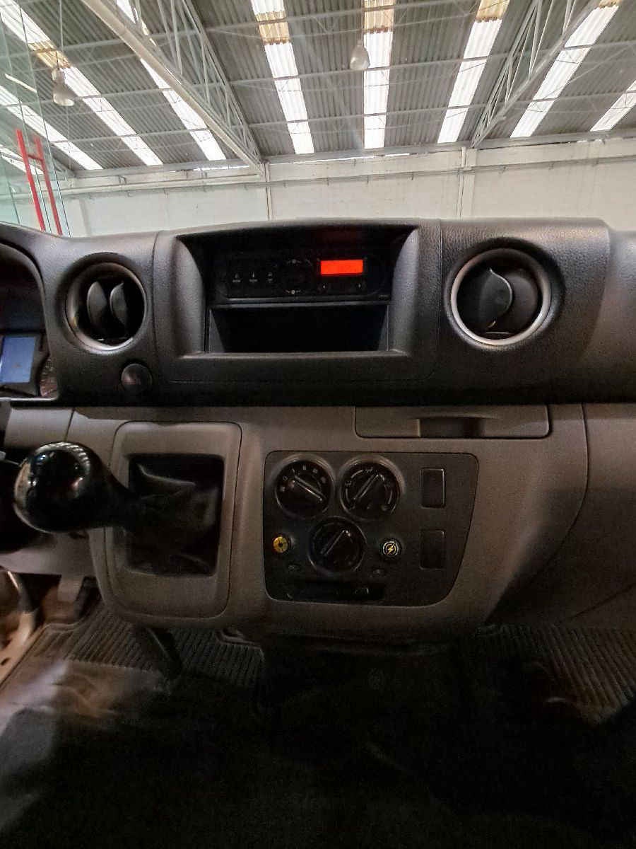 2020 Nissan Urvan 4p Amplia L4/2.5 Diesel Man 15/Pas P/Seg